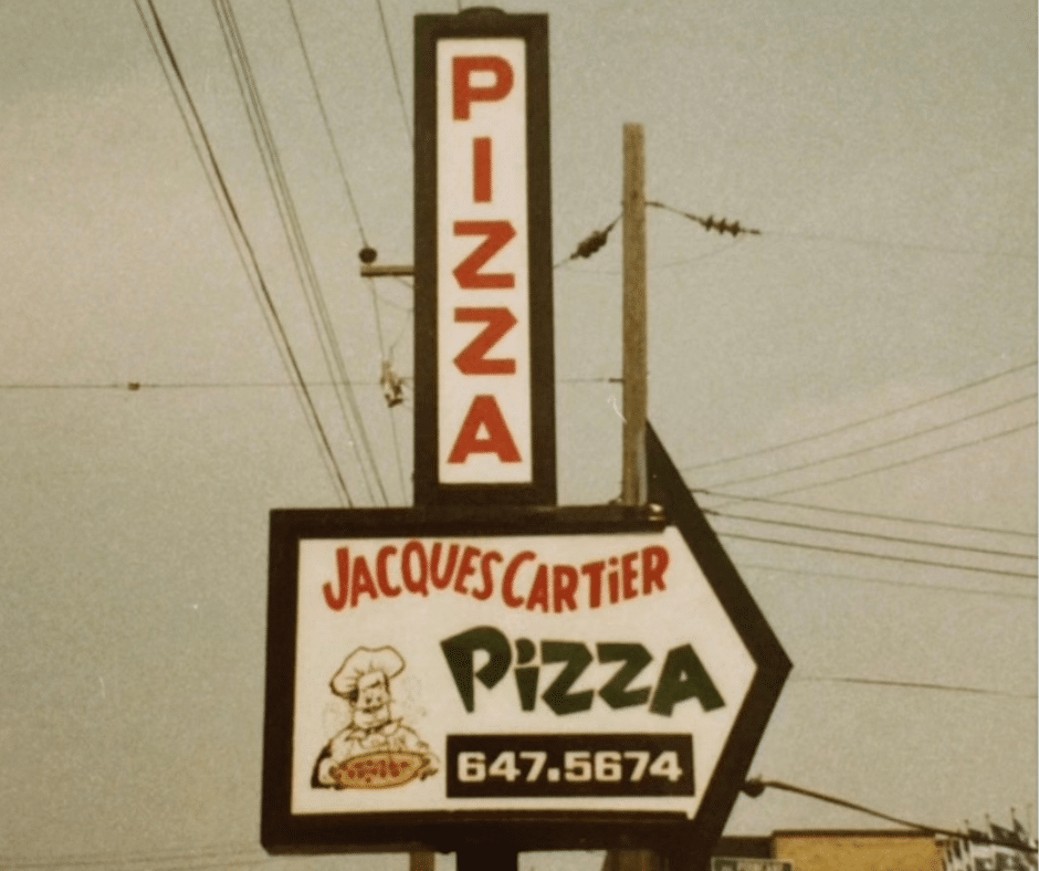 Ancienne enseigne Jacques Cartier Pizza avec le pizzaiolo