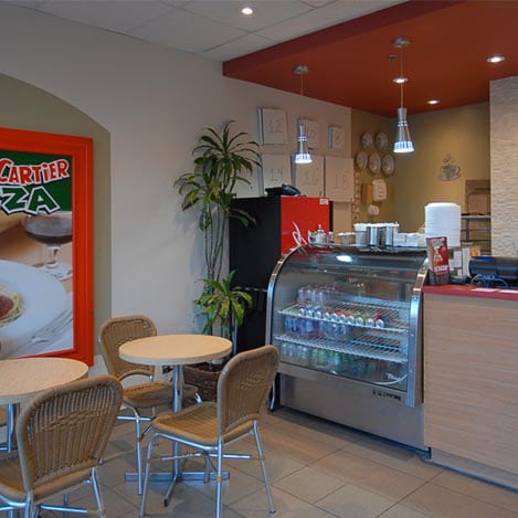 Comptoir et salle à manger d’une succursale Jacques Cartier Pizza